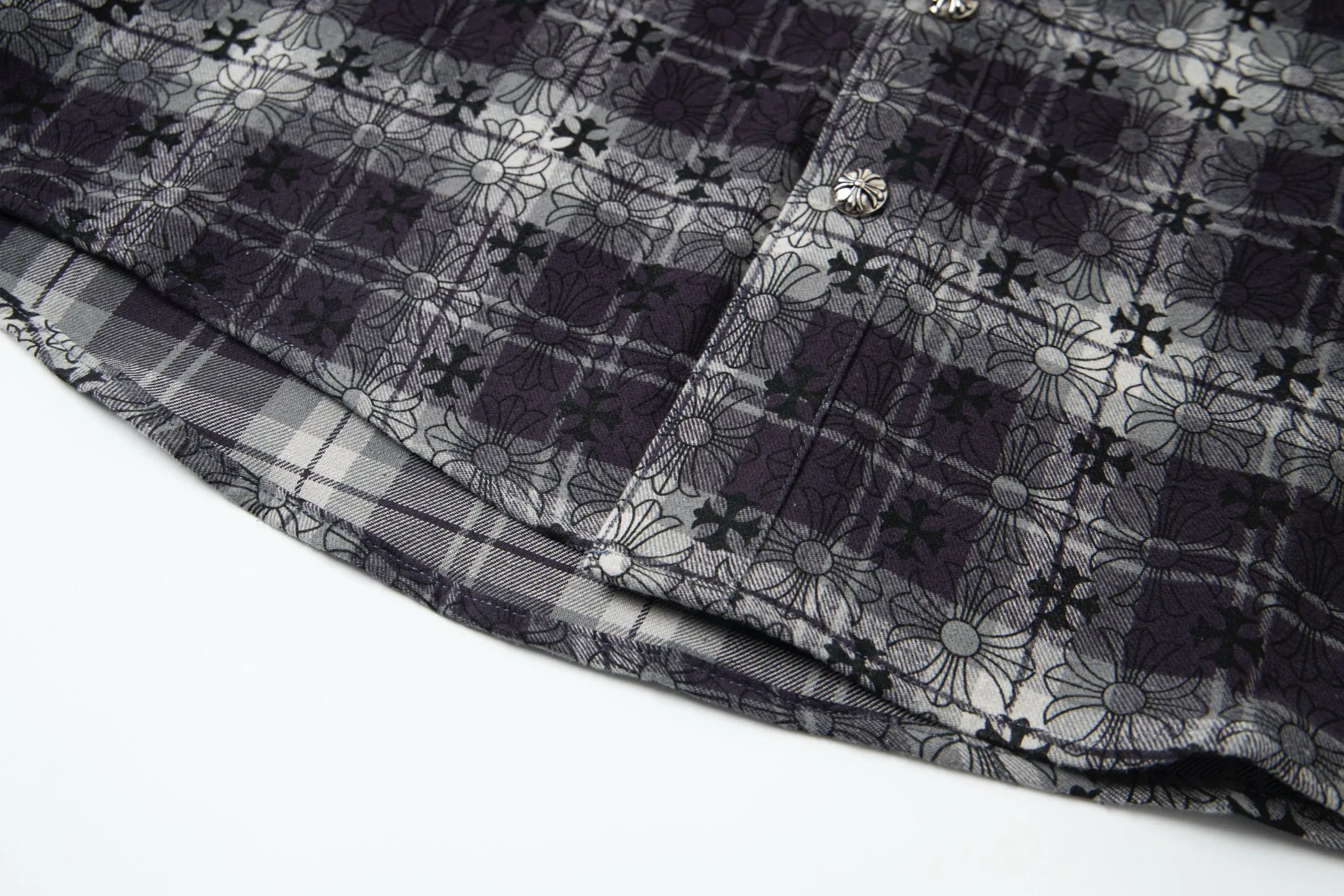 P230 Style number: G008 Chrome Hearts classic cashew flower cross all-over printed jacquard long-sleeved top casual shirt for couples 1️⃣Customized original jacquard fabric, high-quality pure cotton jacquard plaid fabric, soft and comfortable to the touch, a very high-quality fabric! 2️⃣The details of the workmanship are perfectly controlled. The lining is made of vest hemming, and the cuffs are made of double cross leather labels. It is different from the ordinary version. The collar is also designed with interlining, which shows high-end fashion and personality. The style is fashionable, simple and elegant, and it is a very versatile jacket! 4⃣️Complete accessories, all customized with original versions! Same style for men and women Color: cashew black Size: S, M, L, XL